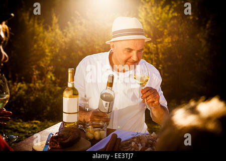 Famiglia avente un picnic nel giardino, Monaco di Baviera, Germania Foto Stock