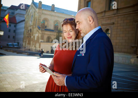 Coppia senior guardando la mappa della città di Monaco di Baviera, Germania Foto Stock