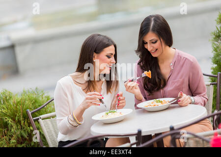 Piuttosto giovani donne a pranzo nel ristorante Foto Stock