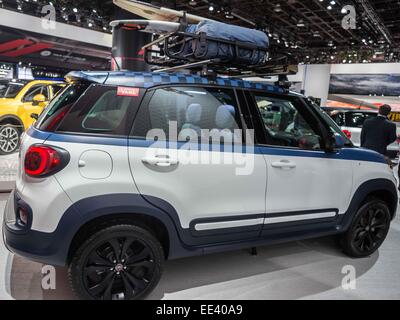 Detroit, MI, Stati Uniti d'America. Xii gen, 2015. Modelli pongono al North American International Auto Show del 2015 a Detroit, MI © Alexis Simpson/ZUMA filo/Alamy Live News Foto Stock