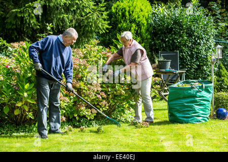 Seniors, donna anziana e suo marito nel suo 70s, lavora in giardino, Foto Stock