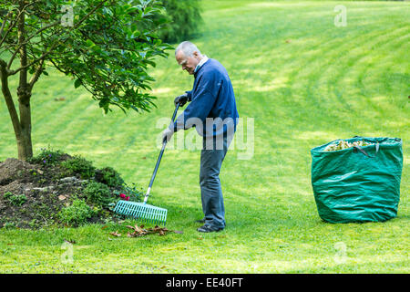 Alti uomini, Senior, metà 70, lavora in giardino, Foto Stock