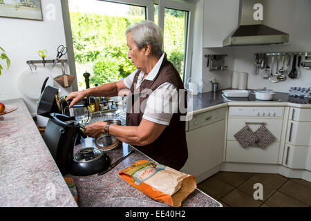 Le donne anziane, Senior, metà 70, cuochi a casa in cucina, caffè, Foto Stock