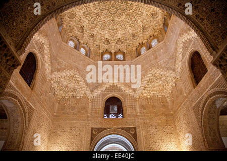 Granada, Alhambra Sala delle Due Sorelle (Sala de Dos Hermanas), con la sua cupola di mocarabes Foto Stock