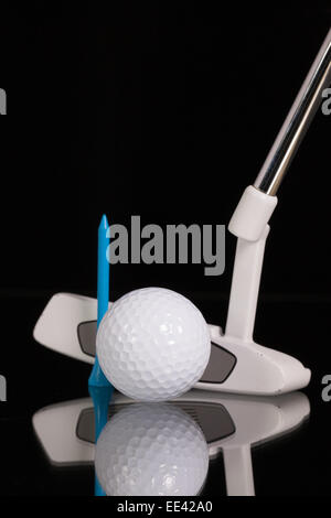 Golf putter e diverse attrezzature da golf sul vetro nero scrivania Foto Stock