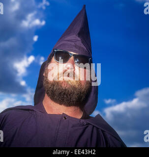 MELBOURNE, U.S. - 1 Marzo: membri del Ku Klux Klan protesta al di fuori di un bar in Melbourne Florida il 1 aprile 1998. Foto Stock