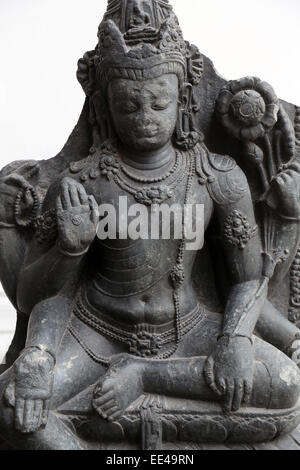 Sei Avalokitesvara armati, dal decimo secolo trovati in basalto Nalanda, Bihar ora esposti nel Museo Indiano in Kolkata Foto Stock