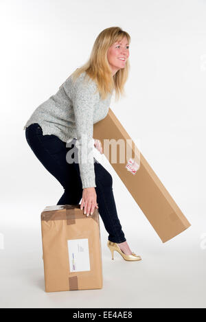 Donna che trasportano le scatole di cartone Foto Stock