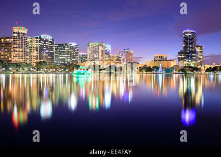 Orlando, Florida, Stati Uniti d'America skyline del centro a Lake Eola. Foto Stock