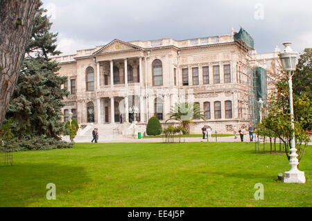 I giardini di Palazzo Dolmabahce ad Istanbul in Turchia Foto Stock