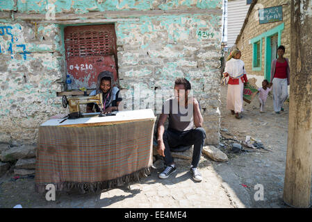 Sarta donna che lavorano sulla strada, Etiopia scene di strada, Mekele o Mekelle, Etiopia, Africa Foto Stock