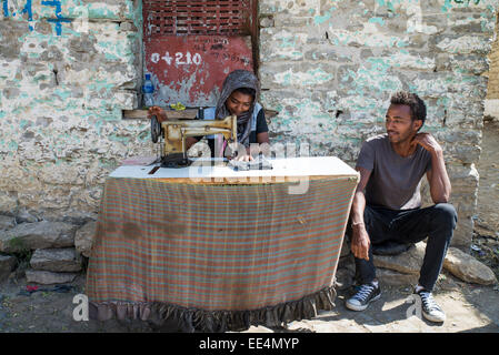 Sarta donna che lavorano sulla strada, Etiopia scene di strada, Mekele o Mekelle, Etiopia, Africa Foto Stock