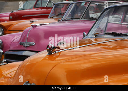 Vintage cabriolet classiche auto parcheggiate in Havana in Cuba Foto Stock