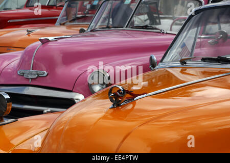 Vintage cabriolet classiche auto parcheggiate in Havana in Cuba Foto Stock