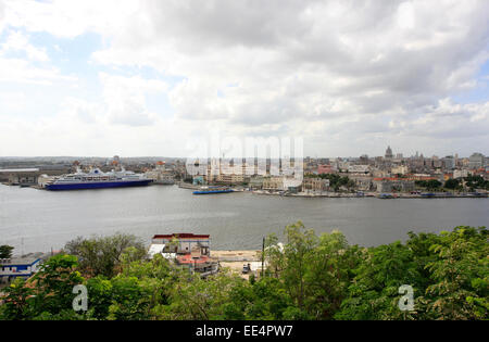 Vista della skyline di Havana a Cuba attraverso il Canal de entrada da Morro Castle Foto Stock