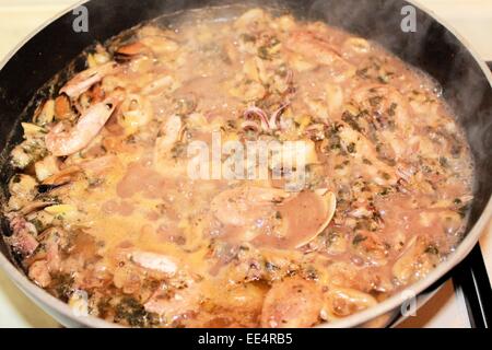 Salsa di pesce in padella Foto Stock