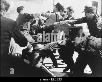 Nazi Sturmabteilung (SA) truppe in Anti-Semite Street Brawl nel 1933 Berlino, Germania, sul set del film britannico, "io sono una fotocamera', 1955 Foto Stock