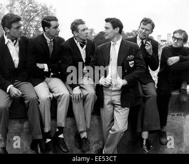 John Richardson, Philip Gilbert, Peter Myers, Ronald Lewis, Jeremy Burnham, Charles Kay, sul set del film "Bachelor di Cuori", 1958 Foto Stock