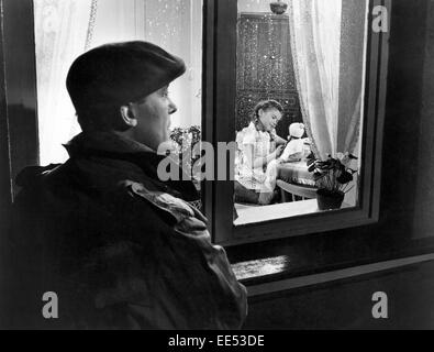 Uomo che guarda alla ragazza che gioca con la bambola attraverso la finestra piovosa, Claus Holm e Lisa Gussack sul set del film "Bimbo il grande' (aka Rivalen der manege), 1958 Foto Stock