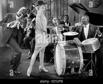 Mae Murray e Jazz Band, sul set del film muto, "Circe, l'incantatrice', 1924 Foto Stock