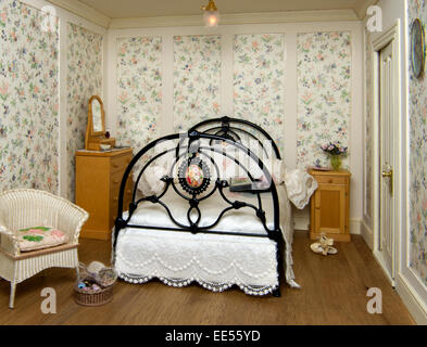 Un periodo francese Dolls house con 3 camere Foto Stock