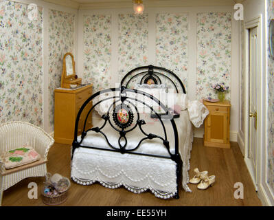 Un periodo francese Dolls house con 3 camere Foto Stock