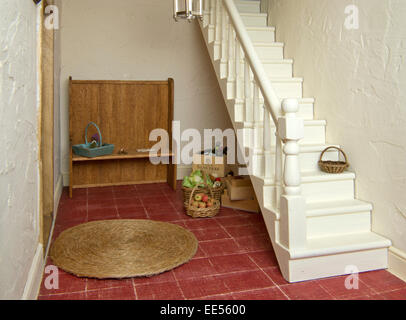 Un periodo francese Dolls house con 3 camere Foto Stock