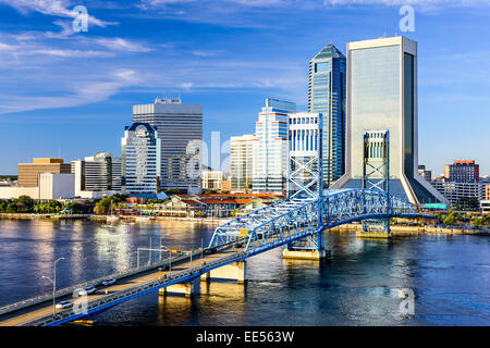 Jacksonville, Florida, Stati Uniti d'America downtown skyline della città sulla St Johns River. Foto Stock