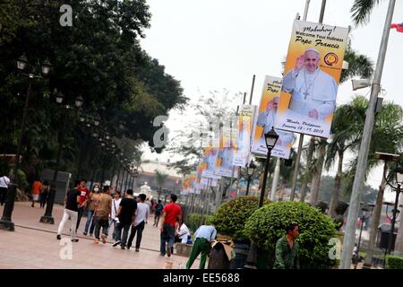 Varie billboard e segno che insieme in diversi luoghi pubblici di benvenuto al Santo Padre Francesco per il suo 4 giorni visite qui nelle Filippine dal gennaio 15-19, 2015. © Gregorio B. Dantes Jr./Pacific Press/Alamy Live News Foto Stock