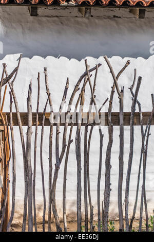 Un recinto costruito nella storica metodo spagnolo utilizzando i rami degli alberi per fare una recinzione stick a El Presidio de Santa Barbara Foto Stock