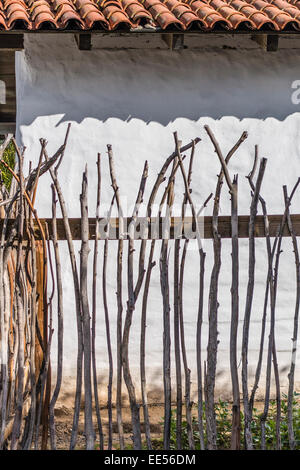 Un recinto costruito nella storica metodo spagnolo utilizzando i rami degli alberi per fare una recinzione stick a El Presidio de Santa Barbara Foto Stock