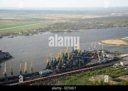 Vista aerea del terminale di porta per il caricamento del carbone nel porto di Riga Foto Stock