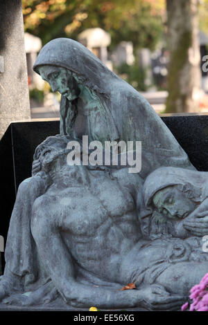 Pietà e dettaglio di un lutto scultura su un cimitero Mirogoj, Zagabria, Croazia a Zagabria in Croazia Foto Stock