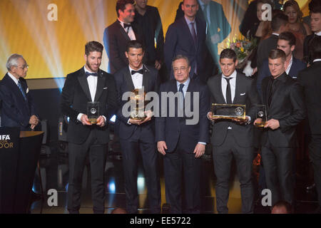 Zurigo, Svizzera. Xii gen, 2015. Real Madrid gruppo team di calcetto : FIFA ballon d'Or vincitore Cristiano Ronaldo, FIFA Puskas Award vincitore James Rodriguez e la FIFA e la FIFPro World XI 2014 vincitori Sergio Ramos e Toni Kroos posano con i loro trofei e Florentino Perez durante il FIFA ballon d'Or 2014 Gala presso Kongresshaus di Zurigo, in Svizzera . © Maurizio Borsari/AFLO/Alamy Live News Foto Stock