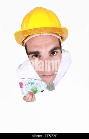 Uomo con casco e biglietti in mano Foto Stock