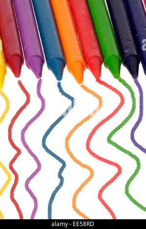 Questo stock foto mostra una fila di matite colorate con sentieri di colore, uno sfondo bianco. Foto Stock