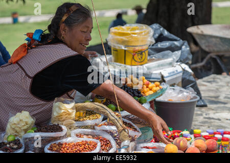 Vecchia donna messicana vendita di frutta verdura e altri prodotti alimentari vicino alla grande Piramide di Cholula, Puebla, Messico. Foto Stock