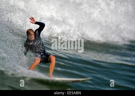 Surfista maschio, Ocean Beach, San Diego, California USA Foto Stock