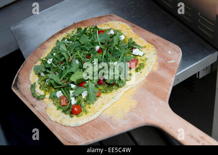 Vegetariano crudo pizza su una pizza board, il lago dei boschi, Ontario, Canada Foto Stock