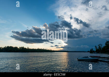 Nuvole sopra un lago, lago dei boschi, Ontario, Canada Foto Stock