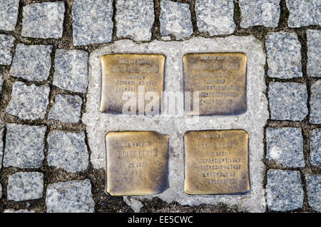 Lapidi (Stolpersteine) impostato nella pavimentazione a Berlino per commemorare la deportazione e l omicidio di un ebreo residant a Foto Stock