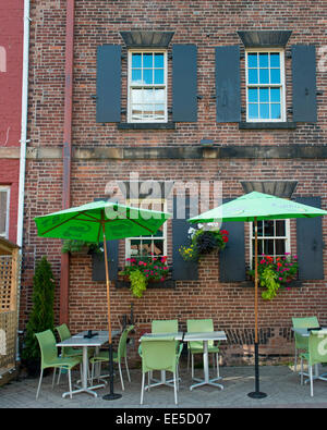 Cafè sul marciapiede davanti a un edificio, Charlottetown, Prince Edward Island, Canada Foto Stock