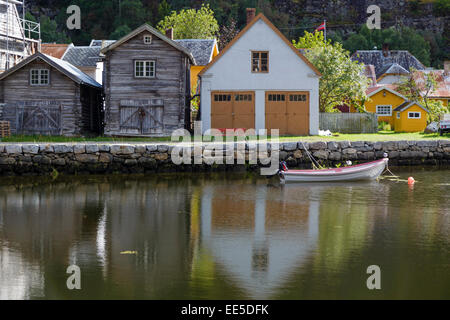 In legno tradizionali edifici norvegese sulle rive del Sognefjorden in Laerdal, Norvegia Foto Stock