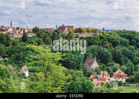 Vista di Rothenburg ob der Tauber da Burggaten (Giardini di Castello) in Baviera, Germania, vigneti e il paesaggio rurale in primo piano Foto Stock