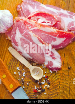 La pancetta con aroma spice sul pannello di legno Foto Stock