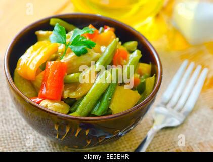 Ortaggio fresco stufato nel recipiente Foto Stock