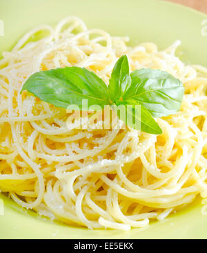 La pasta con il formaggio e il basilico Foto Stock