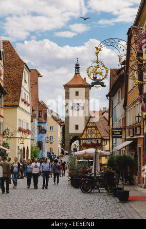 Scena di strada, Plonlein ("Piazzetta') Rothenburg ob der Tauber, Strada Romantica, Baviera, Germania Foto Stock