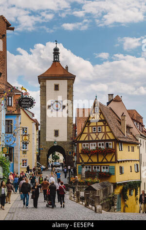 Scena di strada, Plonlein ("Piazzetta') Rothenburg ob der Tauber, Strada Romantica, Baviera, Germania Foto Stock