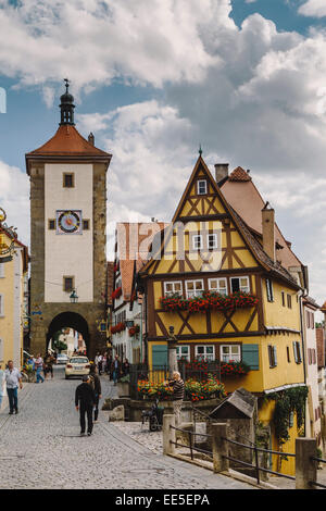 Scena di strada, Plonlein ("Piazzetta') Rothenburg ob der Tauber, Strada Romantica, Baviera, Germania Foto Stock